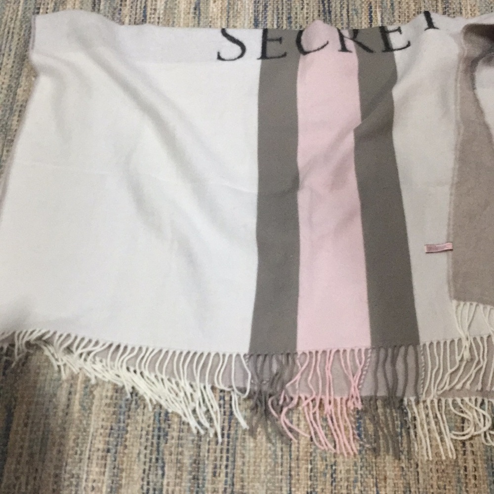 Victoria Secret throw - Picture 4 of 4
